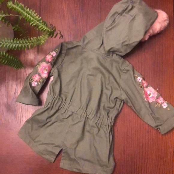 🎀Olive green infant jacket w/flowers on sleeve 🎀 - Picture 5 of 7